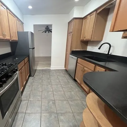 Rent this 2 bed apartment on 920 North Boulevard in Oak Park, IL 60301