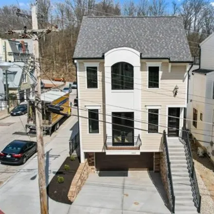 Image 2 - 1208 Carney Street, Cincinnati, OH 45202, USA - House for sale