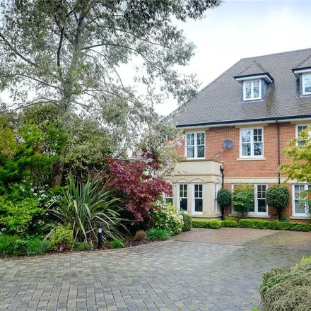 Rent this 5 bed duplex on St. Margaret's Drive in London, TW1 1QL