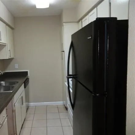 Image 3 - 8422 Hearth Drive, Houston, TX 77054, USA - Condo for sale