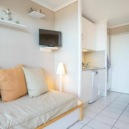 Image 6 - Saint-Raphaël, Var, France - Apartment for rent