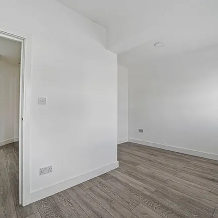 Rent this 5 bed apartment on Quebec Road in London, IG2 6AW