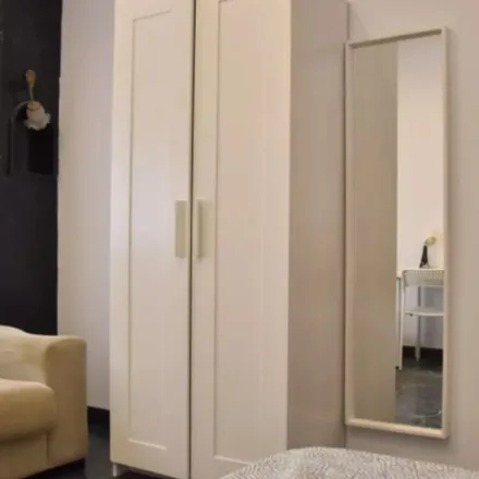 Rent this 5 bed apartment on Carrer de Císcar in 18, 46005 Valencia
