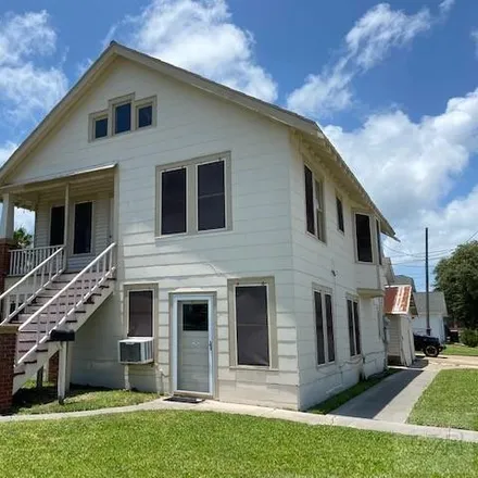 Buy this studio duplex on 5202 Avenue O in Galveston, TX 77551