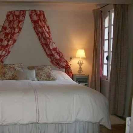 Rent this 4 bed house on Route de Roussillon in 84490 Saint-Saturnin-lès-Apt, France