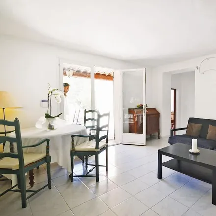 Rent this 2 bed house on 84220 Joucas