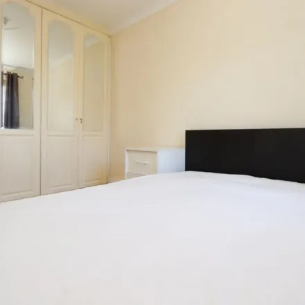 Rent this 6 bed apartment on Jamestown Way in London, E14 2DE