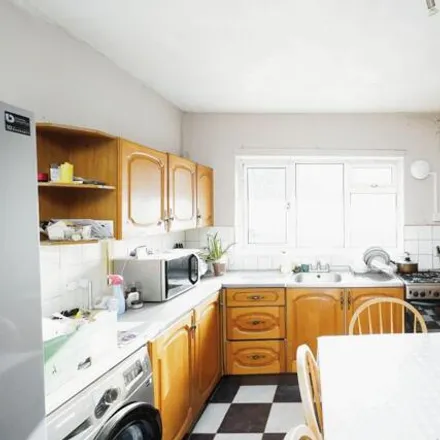 Buy this 3 bed duplex on Claremont Road in Luton, LU4 8LY