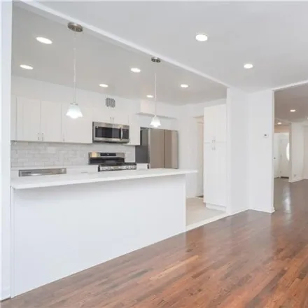 Image 2 - 729 East 81st Street, New York, NY 11236, USA - House for sale