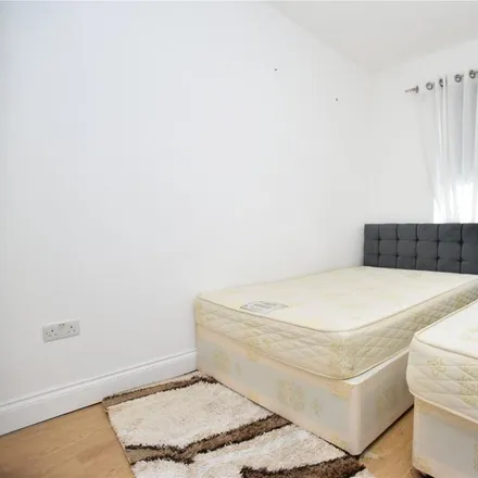 Image 6 - Sunnybank, Penge Road, London, SE25 4BQ, United Kingdom - Apartment for rent