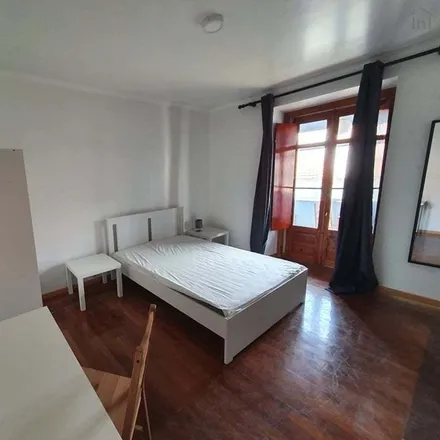Rent this 5 bed room on Rua de Macau