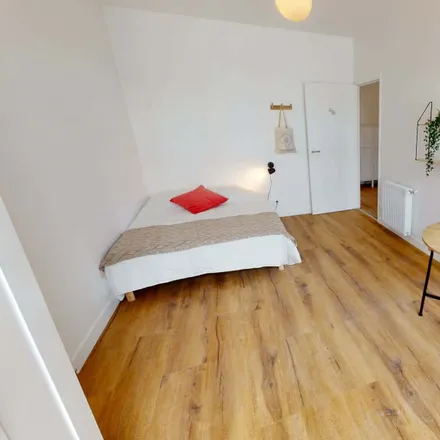 Rent this 7 bed room on 2 Avenue Sainte-Anne in 92600 Asnières-sur-Seine, France