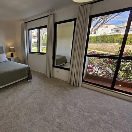Rent this 2 bed townhouse on Quinta do Lago South Golf Course in Avenida André Jordan, 8135-024 Almancil