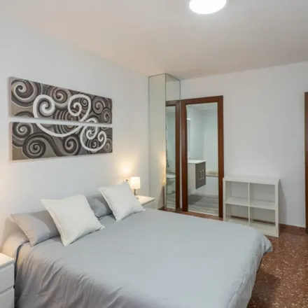 Rent this 5 bed room on Carrer del Ceramista Ros in 17, 46014 Valencia
