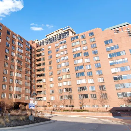 Rent this 2 bed condo on Terraces of Dearborn Park in 801 South Plymouth Court, Chicago