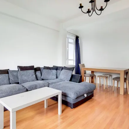 Rent this 4 bed apartment on East Stand in Avenell Road, London