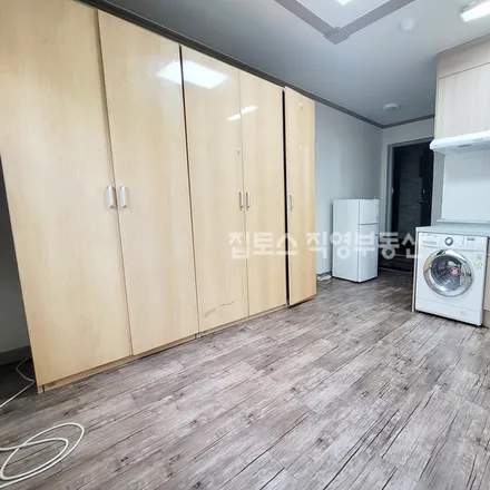 Rent this studio apartment on 서울특별시 송파구 송파동 103-14