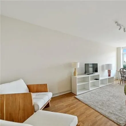 Rent this 2 bed room on Devonshire Place in Childs Hill, London