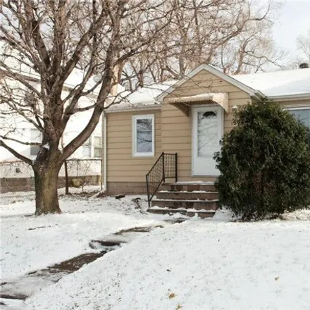 Rent this 3 bed house on Southeast 11th Avenue in Minneapolis, MN 55414
