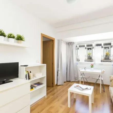 Rent this 1 bed apartment on Madrid in Escuela Superior de Secretarias, Calle de Lagasca
