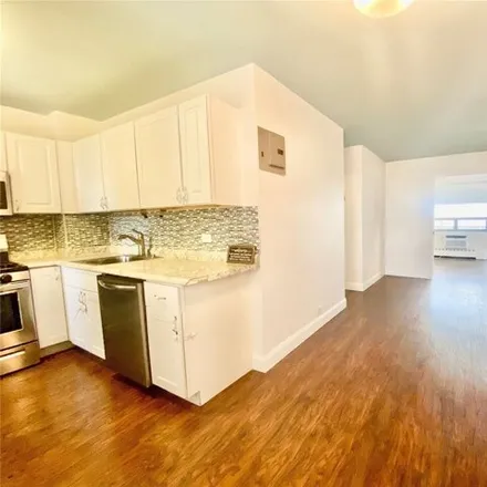 Image 5 - 61-25 97th Street, New York, NY 11374, USA - Apartment for sale