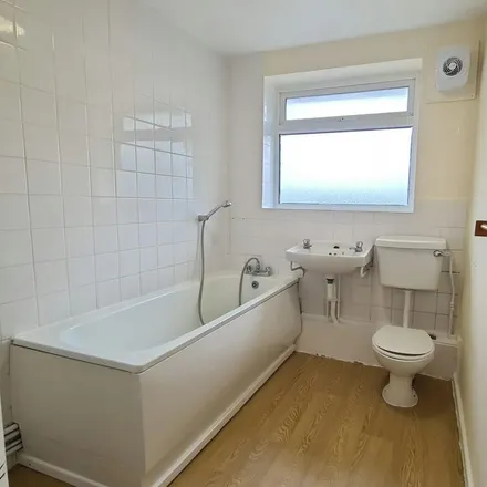 Image 2 - Katherine Drive, Dunstable, LU5 4NS, United Kingdom - Apartment for rent