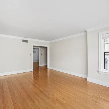 Rent this 3 bed apartment on 3747 North Wayne Avenue in Chicago, IL 60613