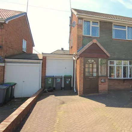 Rent this 3 bed duplex on Upper Church Lane in Tipton, DY4 9PN
