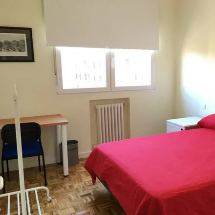 Rent this 7 bed room on Madrid in Clases de Guitarra, Ronda de Valencia