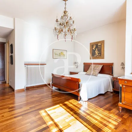 Rent this 5 bed apartment on EVOBanco in Carrer de Narcís Giralt, 28