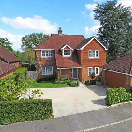 Buy this 5 bed house on Kinghorn Park in Maidenhead, SL6 7TX