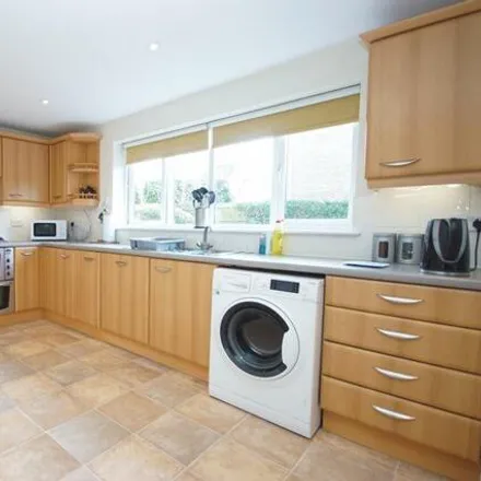 Image 5 - Saunders Close, Lee-on-the-Solent, PO13 8LX, United Kingdom - House for sale