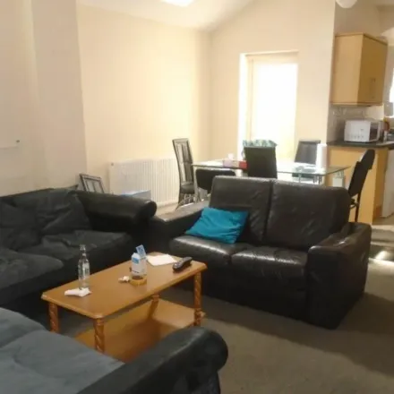 Rent this 6 bed apartment on Tiverton Road in London, N15 6RP