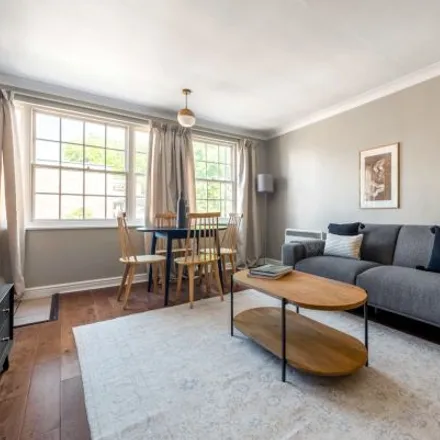 Rent this 2 bed apartment on 53 Moscow Road in London, W2 4XW