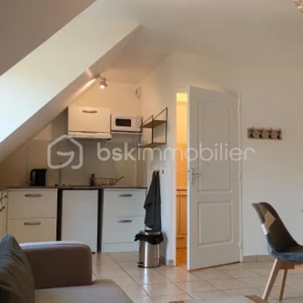 Rent this 2 bed apartment on 3 Rond-Point de la Victoire in 91150 Étampes, France