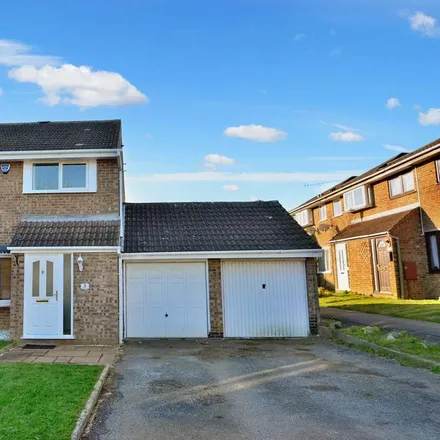 Rent this 3 bed house on Elmhurst Close in Bletchley, MK4 1AP