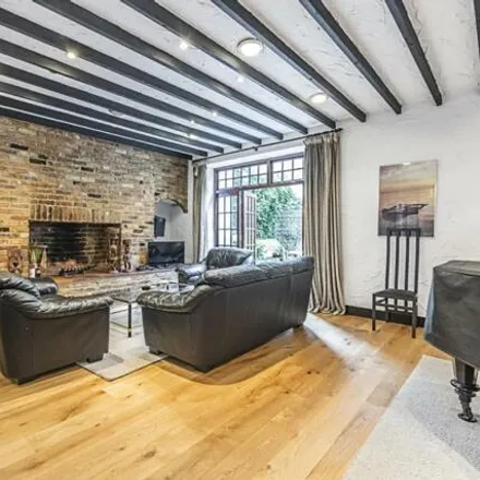 Rent this 3 bed room on 20 Queen's Gate Place Mews in London, SW7 5NY