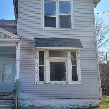 Rent this 3 bed house on 909 Vance St