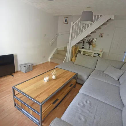 Image 4 - 72 Chantry Meadow, Exeter, EX2 8FR, United Kingdom - Apartment for rent