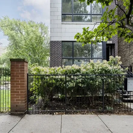 Buy this 3 bed condo on 821 West Roscoe Street in Chicago, IL 60657