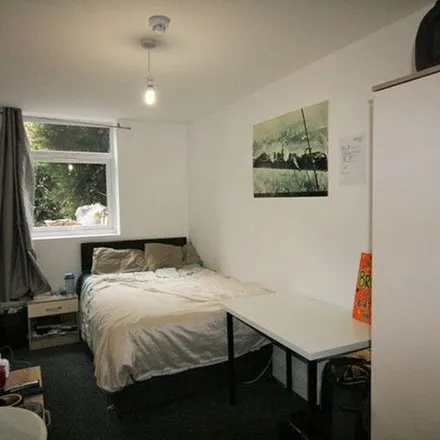 Rent this 2 bed apartment on Delph Lane in Leeds, LS6 2HQ