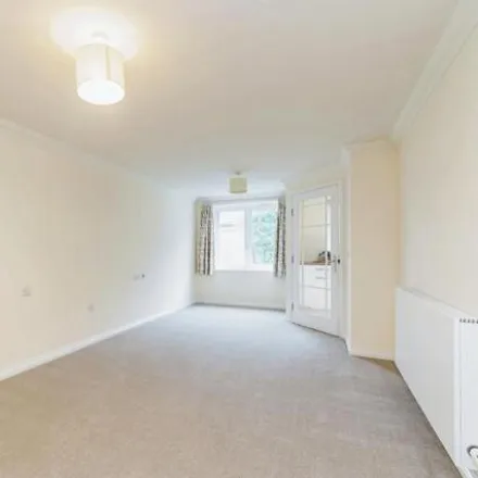 Image 2 - Caterham, Stafford Road, Tandridge, CR3 6TD, United Kingdom - Apartment for sale