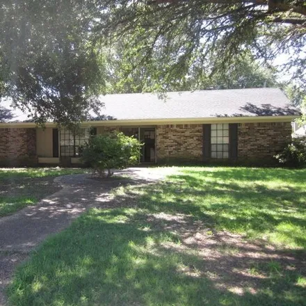 Image 1 - 605 Aubrey Circle South, Greenwood, MS 38930, USA - House for sale