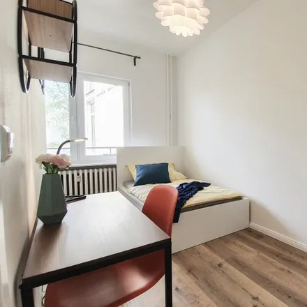 Rent this 4 bed room on Aral in Residenzstraße, 13409 Berlin