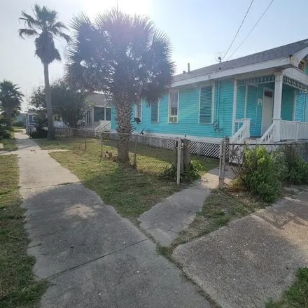 Rent this 3 bed house on 1810 Avenue O ½ in Galveston, TX 77550