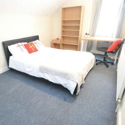 Rent this 5 bed apartment on bagOnails in 60 Lenton Boulevard, Nottingham