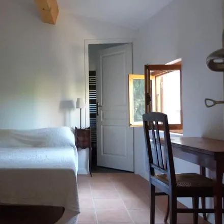 Rent this 2 bed apartment on Avenue des Alliés in 13360 Roquevaire, France