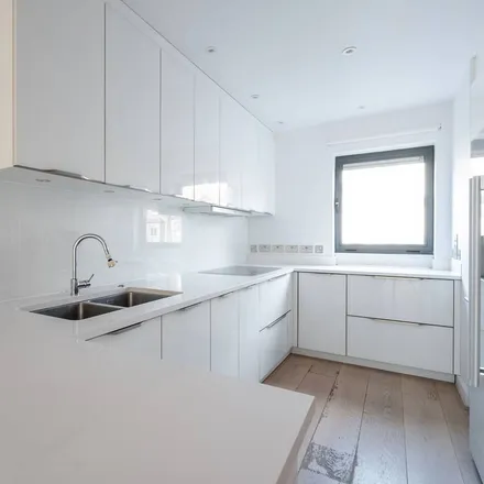 Rent this 4 bed apartment on Newton Road in London, SW19 3PH