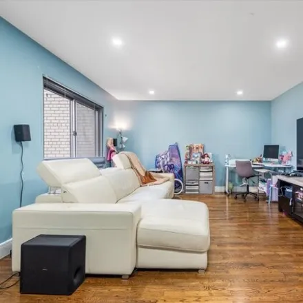 Image 7 - 18-19 215th Street, New York, NY 11360, USA - Townhouse for sale