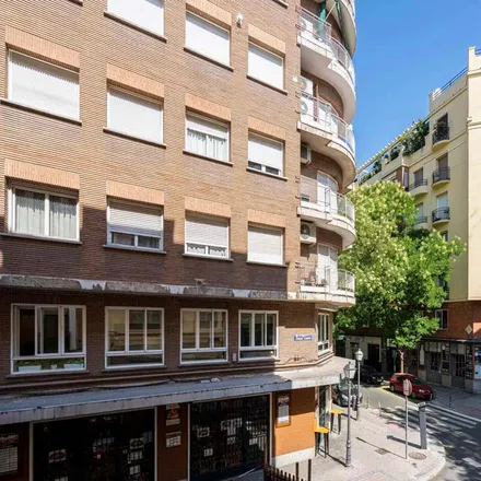 Rent this 4 bed room on Madrid in Pink's, Calle de Alburquerque